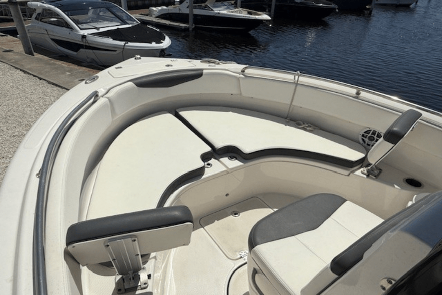 2022 Robalo R222 Image Thumbnail #11
