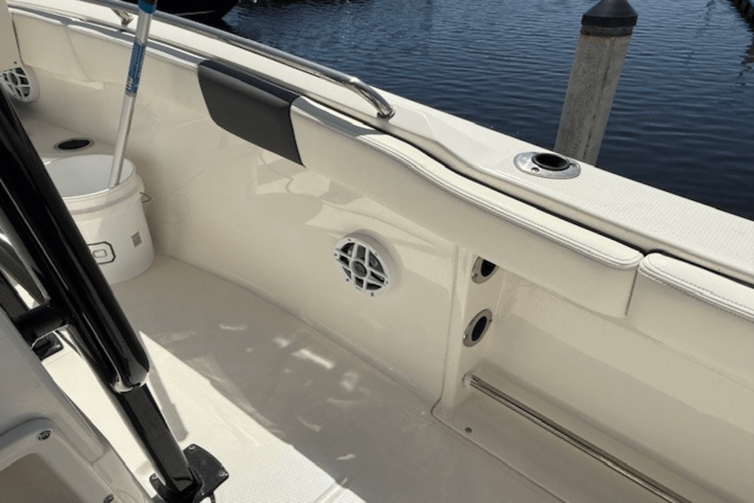 2022 Robalo R222 Image Thumbnail #13