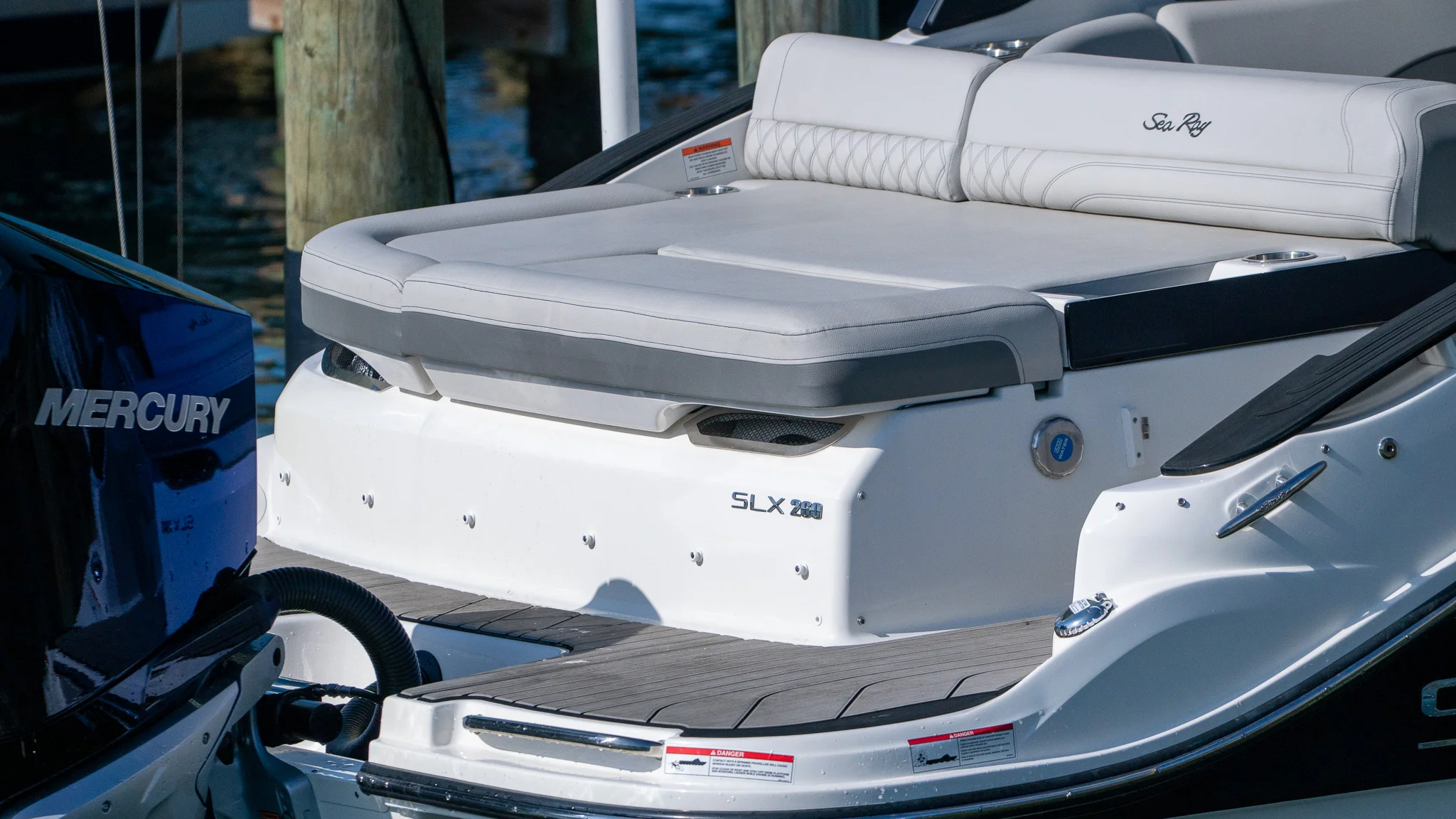 2026 Sea Ray SLX 260 Outboard Image Thumbnail #19