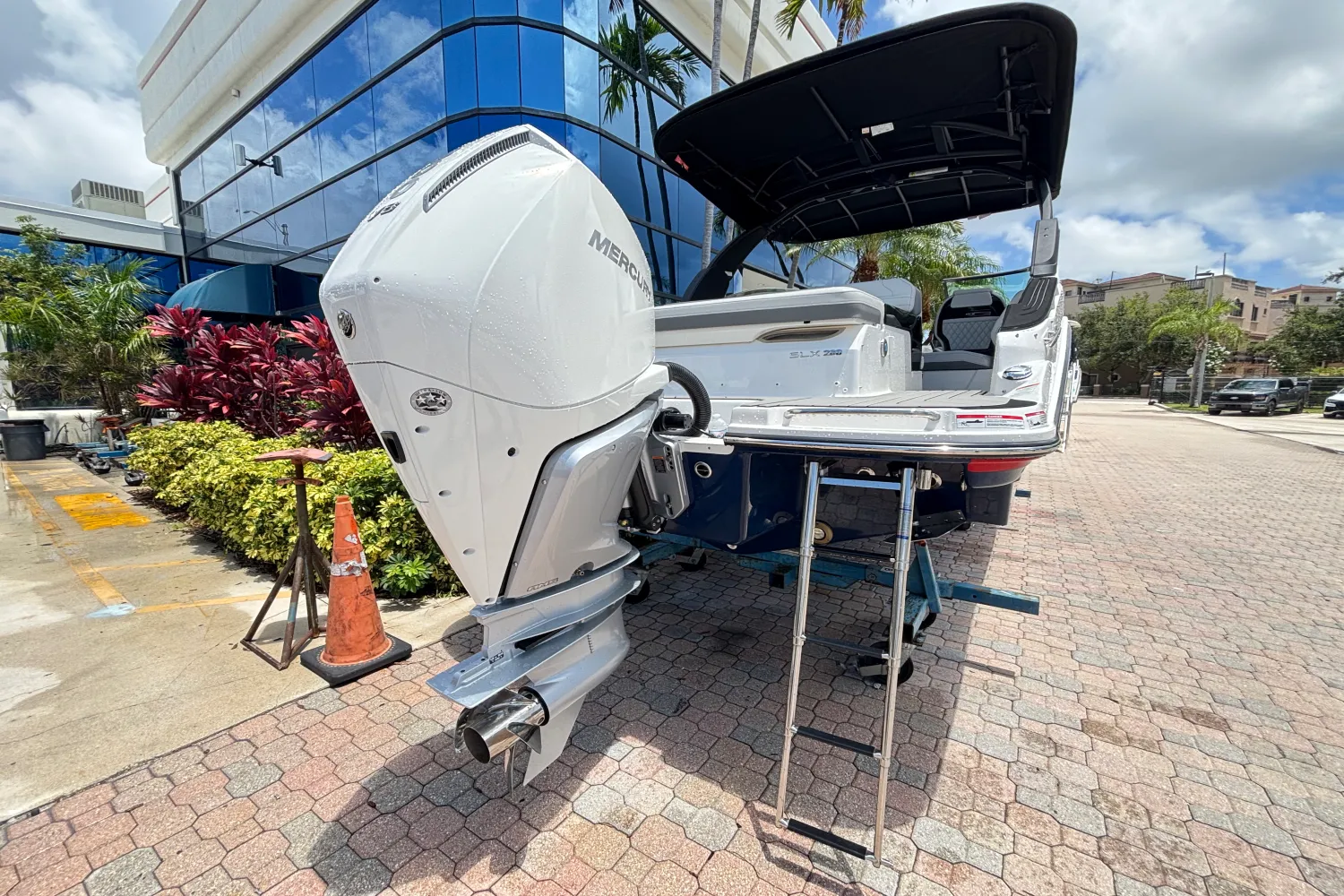 2025 Sea Ray SLX 260 Outboard Image Thumbnail #3