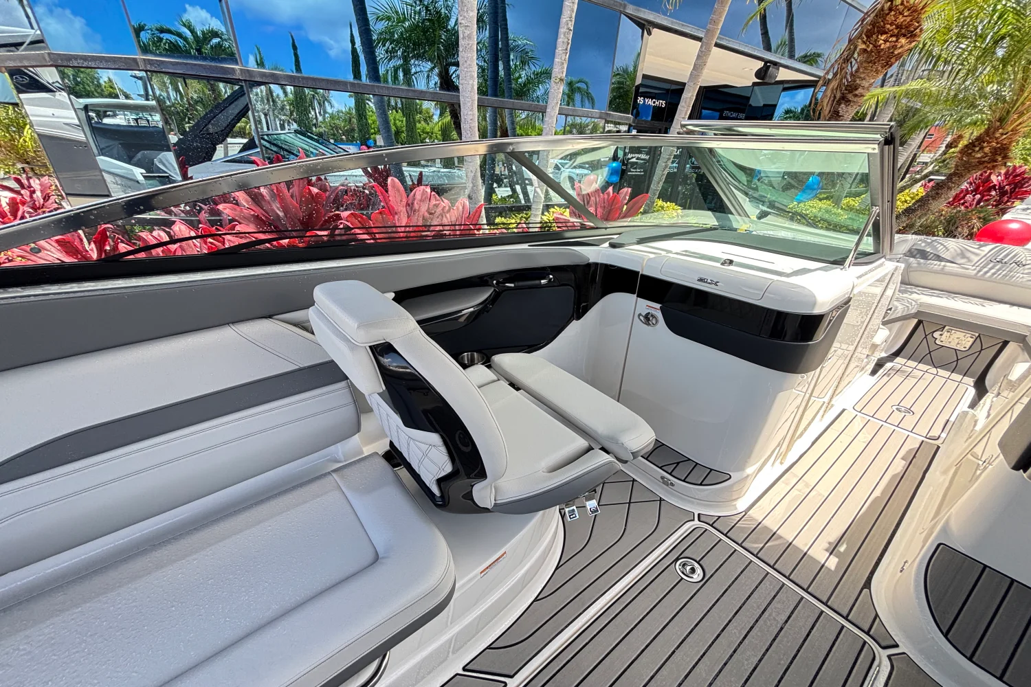 2025 Sea Ray SLX 260 Outboard Image Thumbnail #12