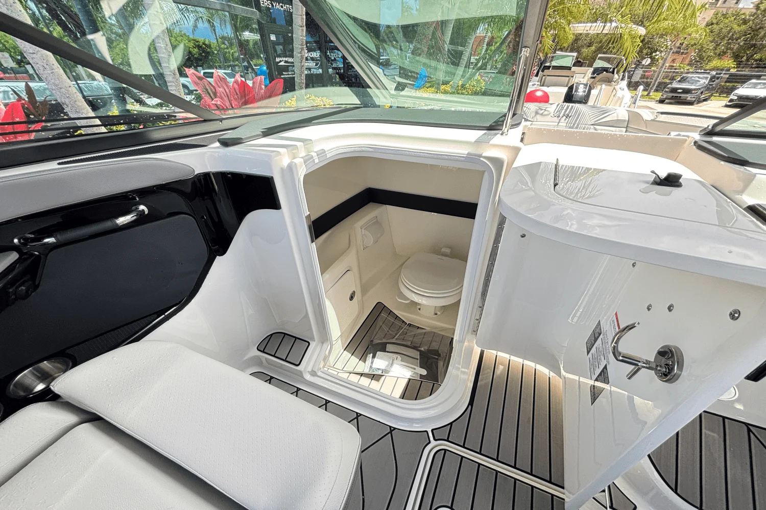 2025 Sea Ray SLX 260 Outboard Image Thumbnail #23