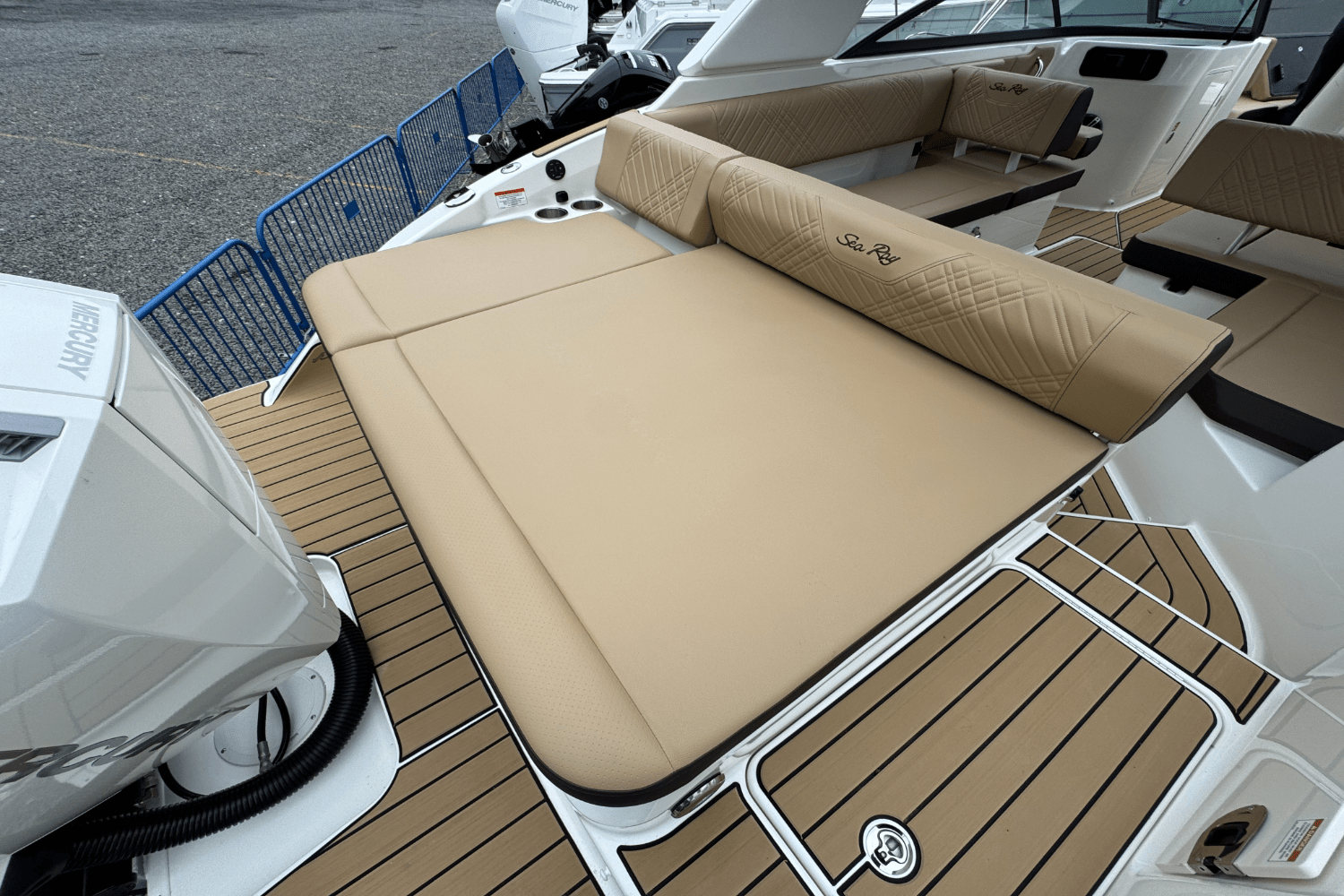 2025 Sea Ray SDX 250 Outboard Image Thumbnail #7