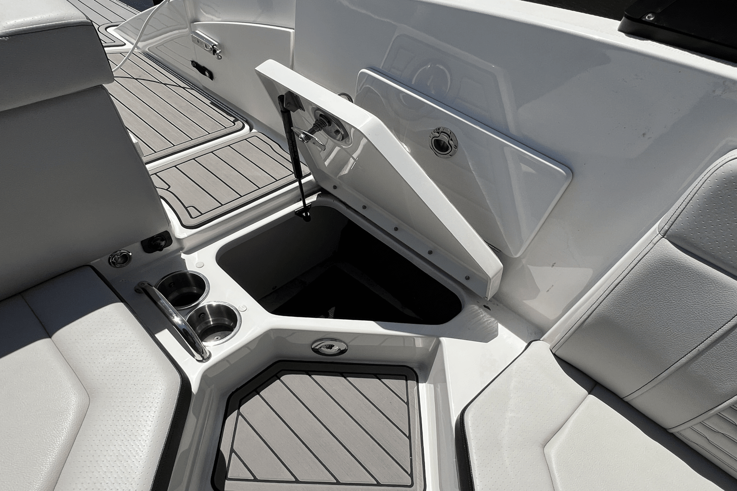 2023 Sea Ray 230 SPX-OB Image Thumbnail #54