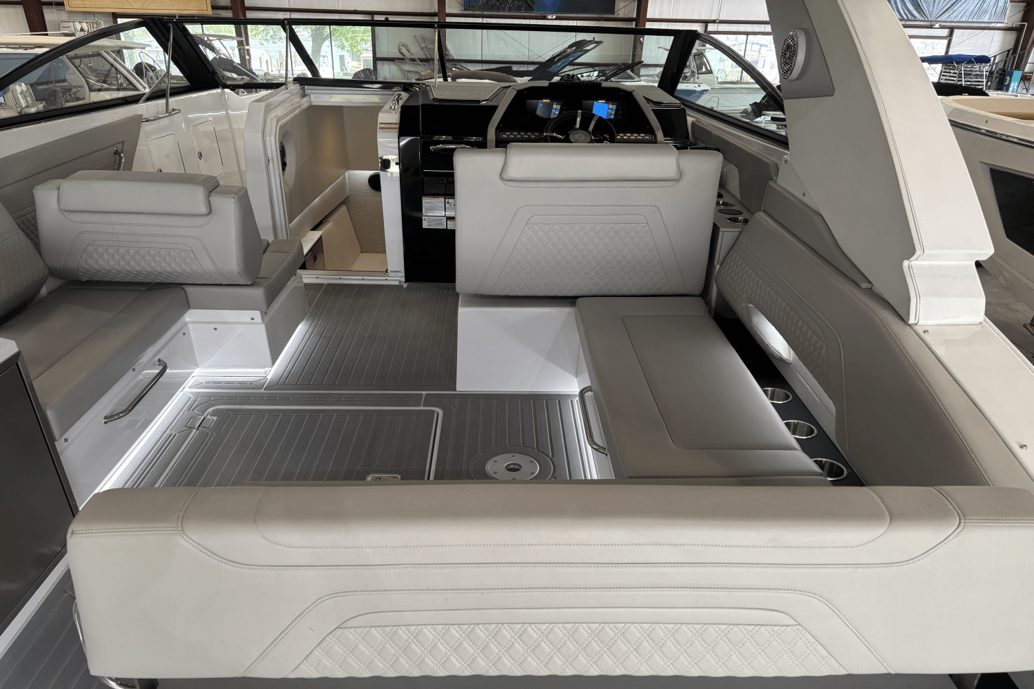 2024 Cruisers Yachts 34 GLS Image Thumbnail #10