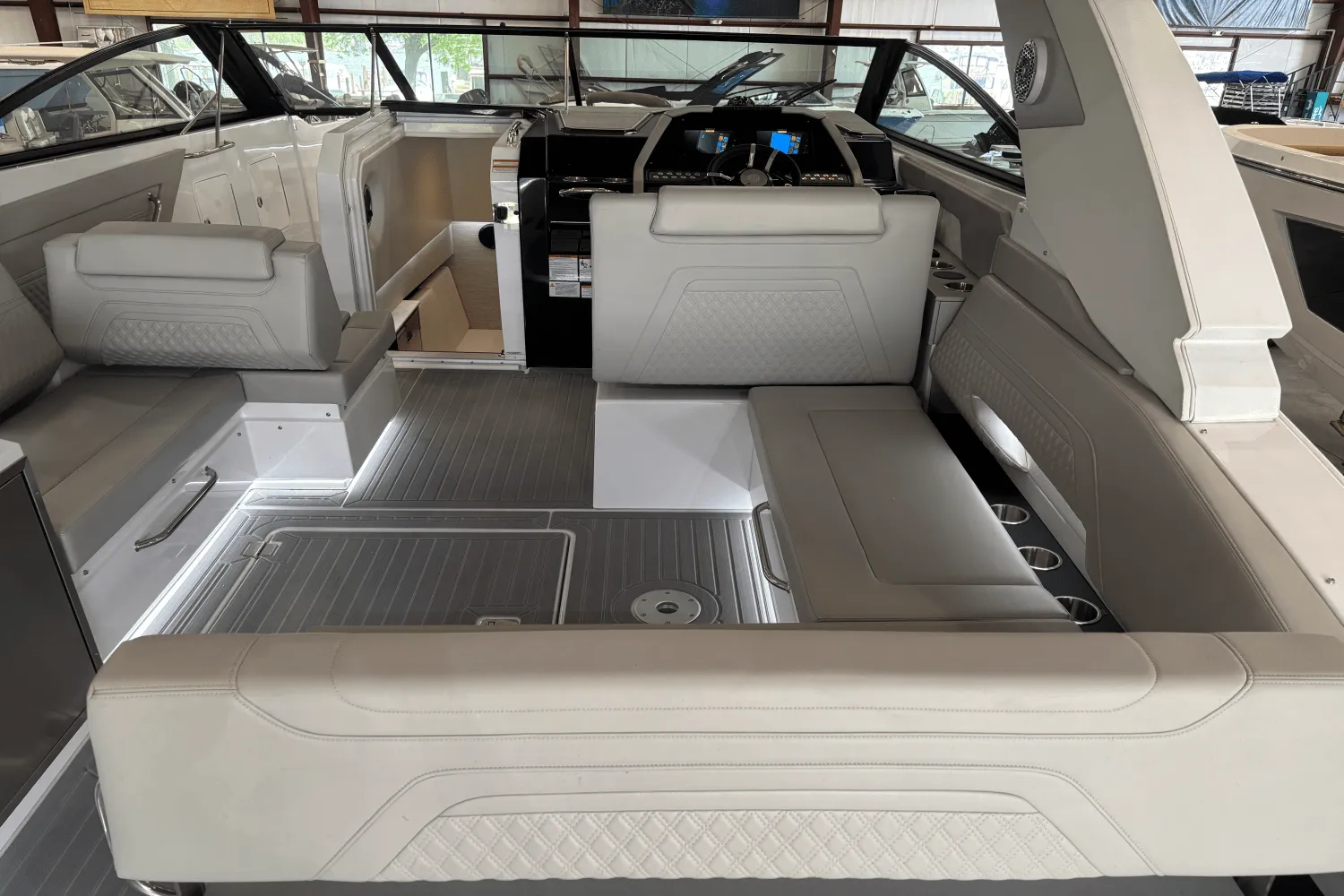 2024 Cruisers Yachts 34 GLS Image Thumbnail #11
