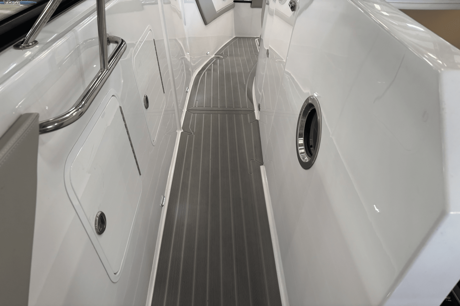 2024 Cruisers Yachts 34 GLS Image Thumbnail #18