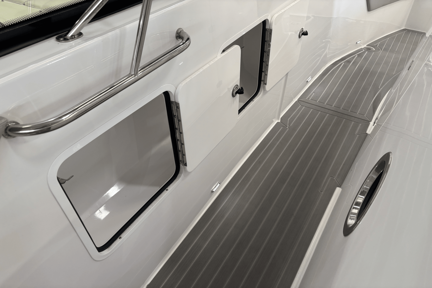 2024 Cruisers Yachts 34 GLS Image Thumbnail #17