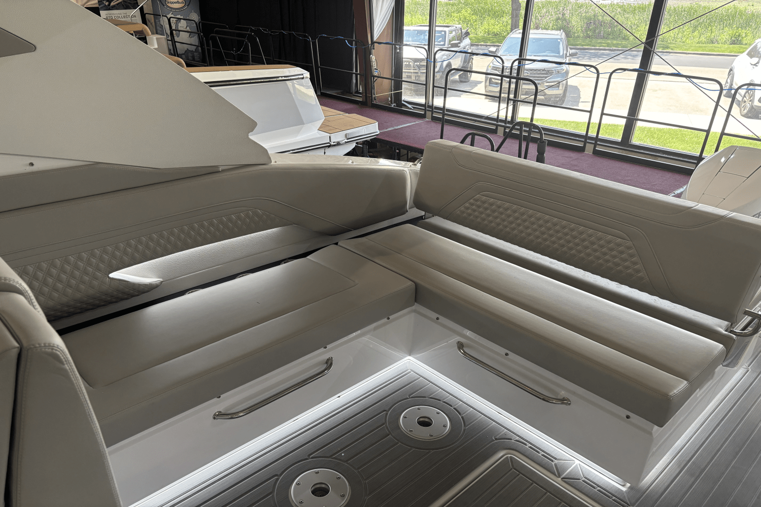 2024 Cruisers Yachts 34 GLS Image Thumbnail #9