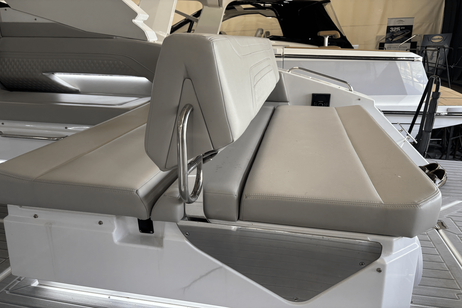 2024 Cruisers Yachts 34 GLS Image Thumbnail #3