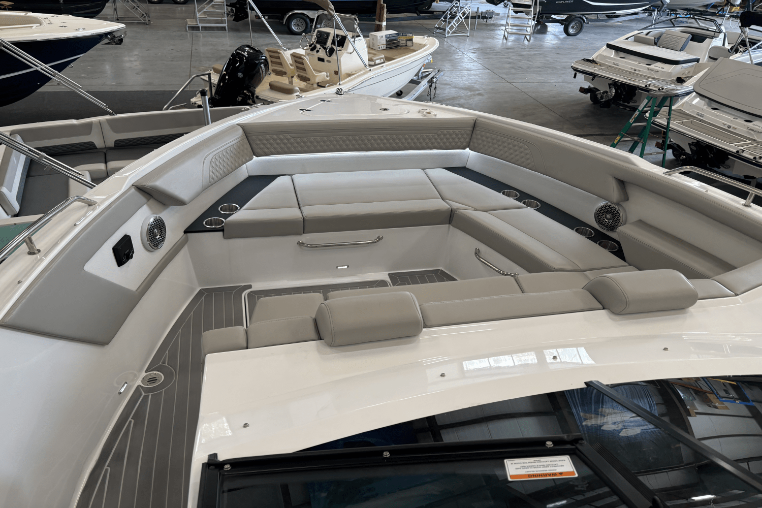 2024 Cruisers Yachts 34 GLS Image Thumbnail #25