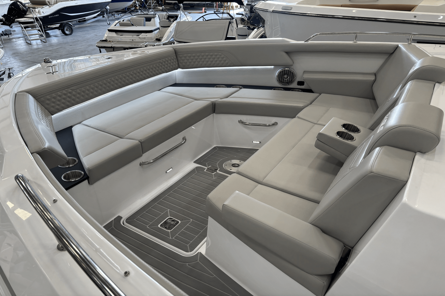 2024 Cruisers Yachts 34 GLS Image Thumbnail #21