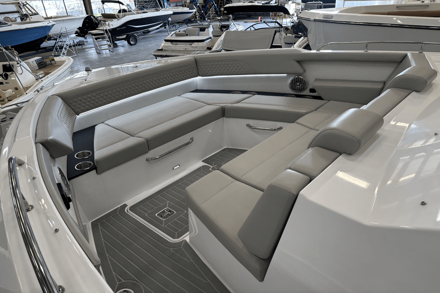 2024 Cruisers Yachts 34 GLS Image Thumbnail #22