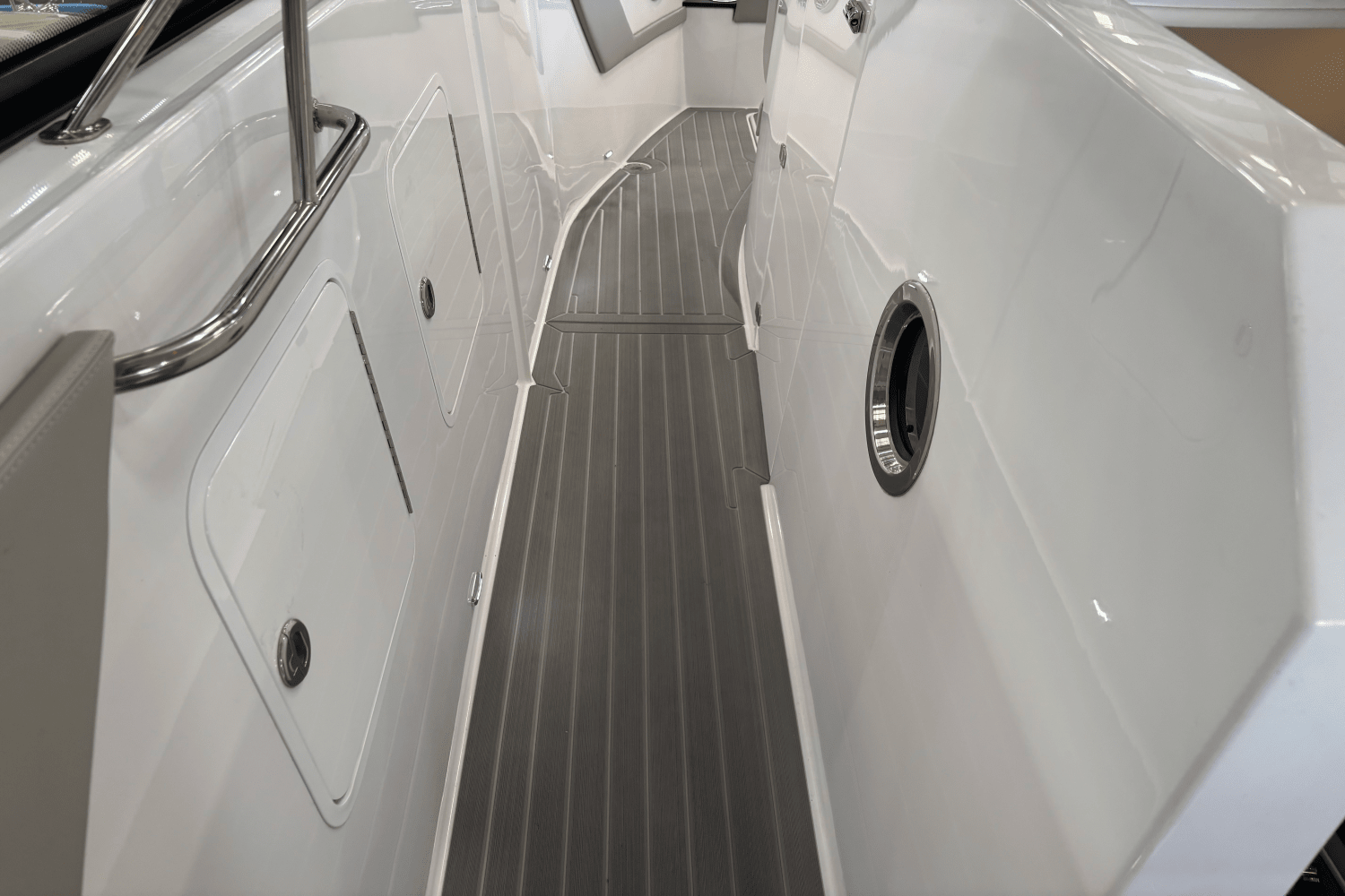 2024 Cruisers Yachts 34 GLS Image Thumbnail #19