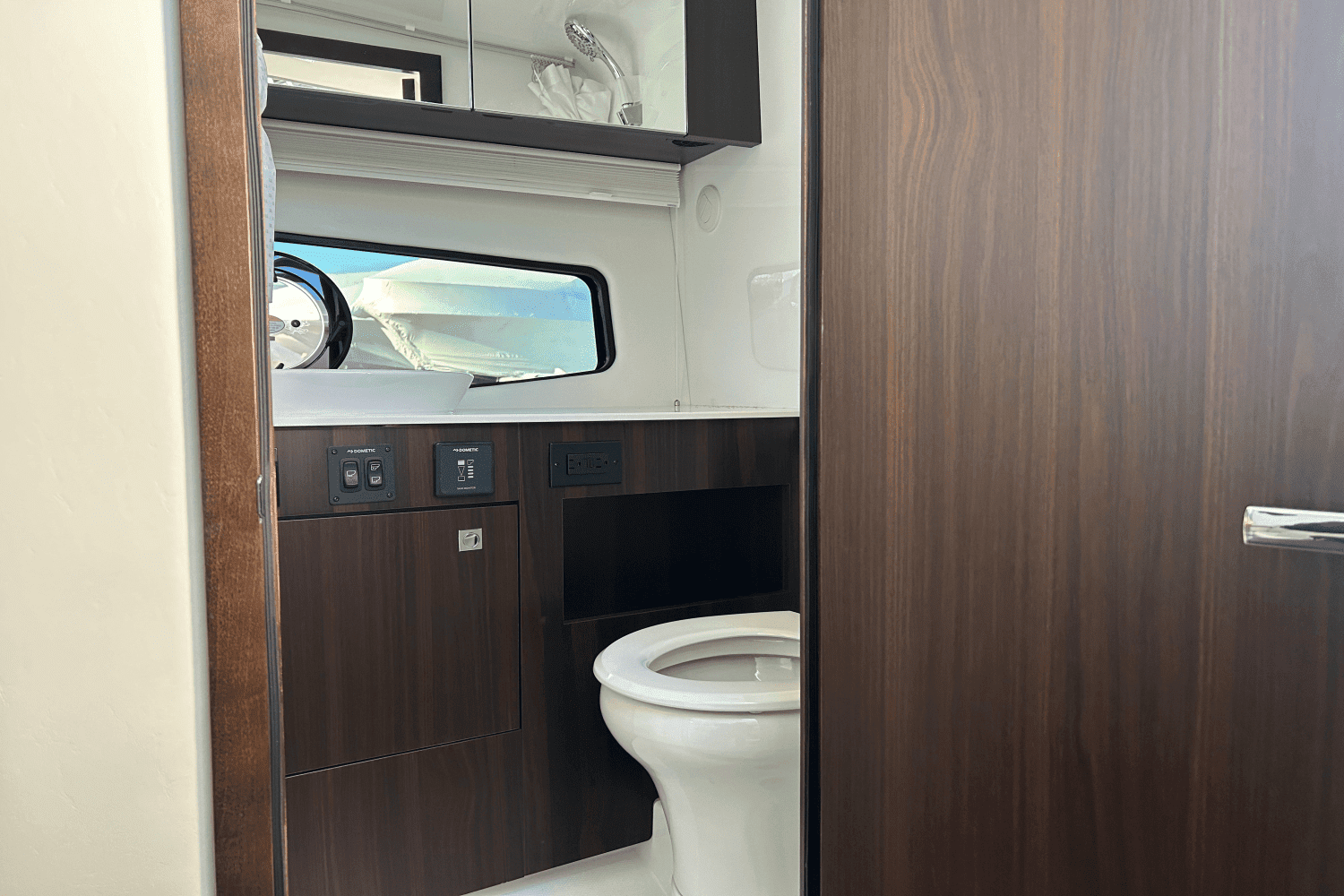 2024 Cruisers Yachts 34 GLS Image Thumbnail #84