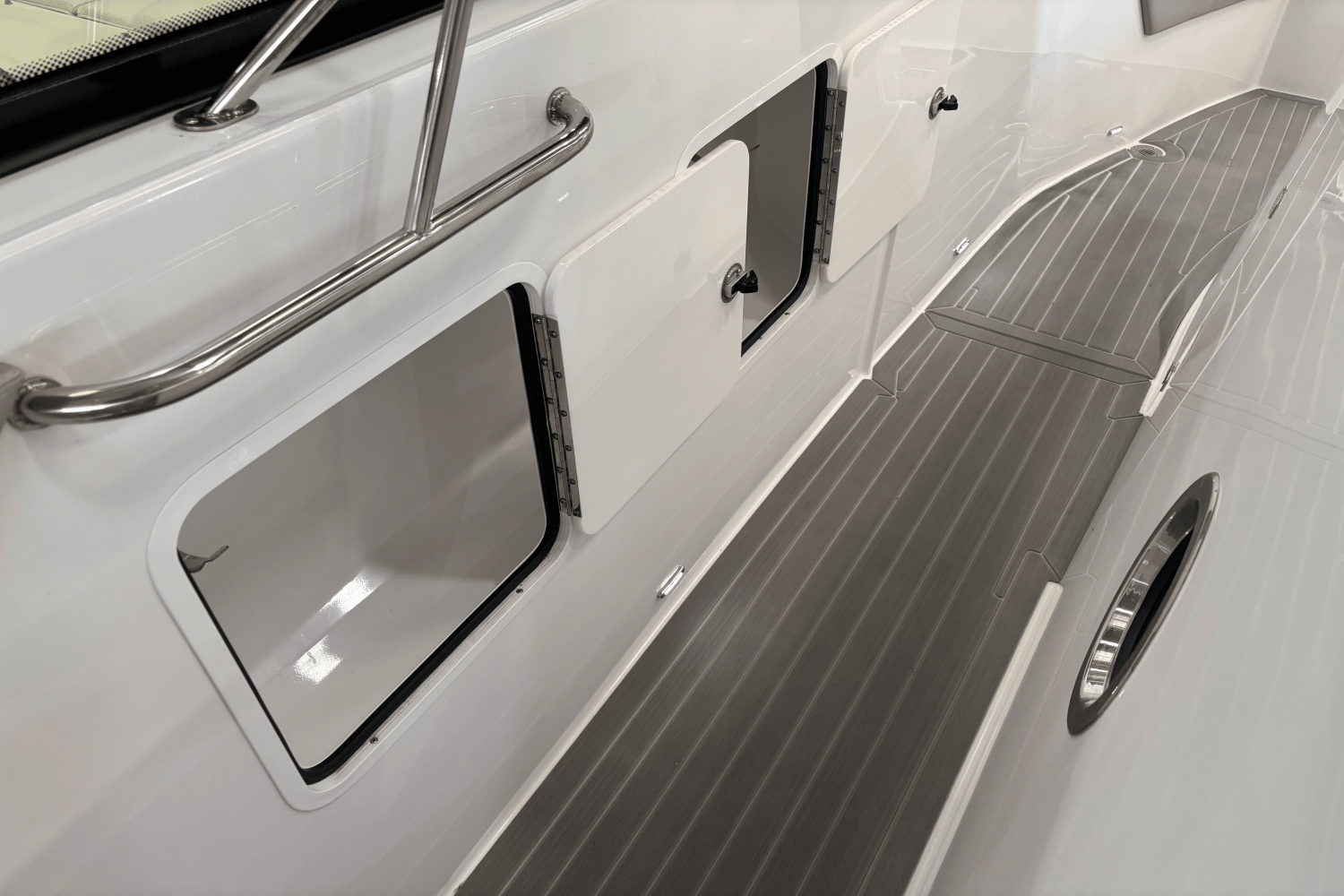 2024 Cruisers Yachts 34 GLS Image Thumbnail #18