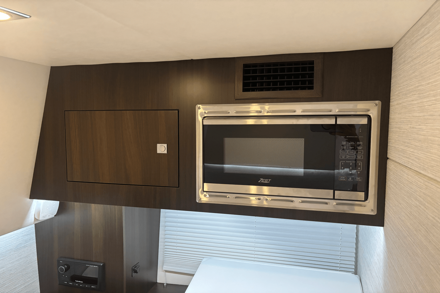 2024 Cruisers Yachts 34 GLS Image Thumbnail #30