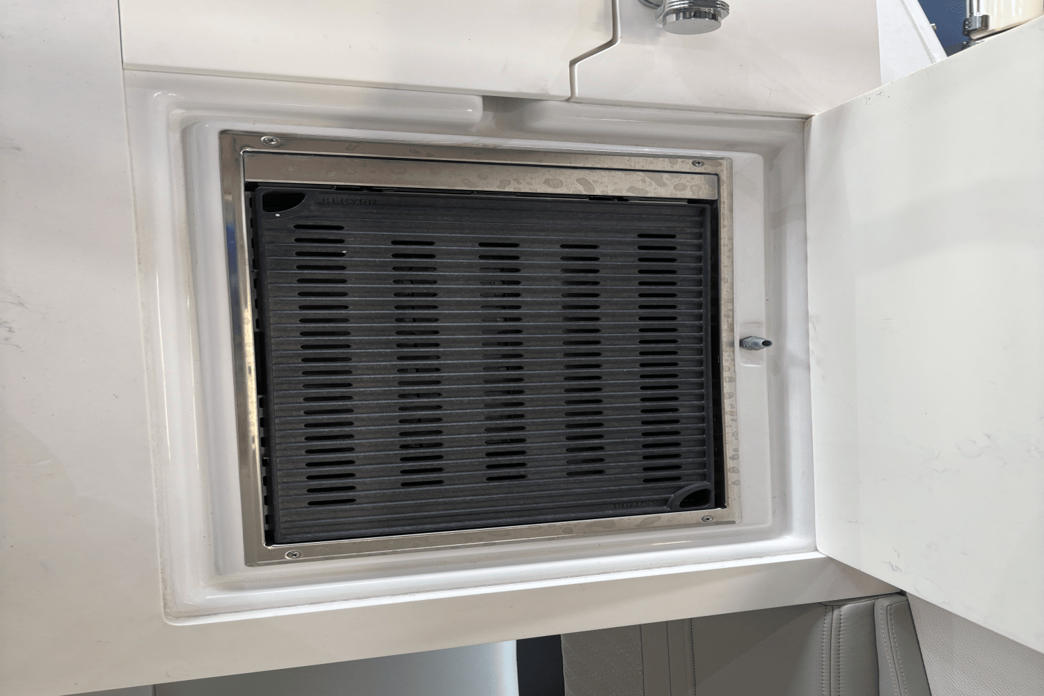 2024 Cruisers Yachts 34 GLS Image Thumbnail #9