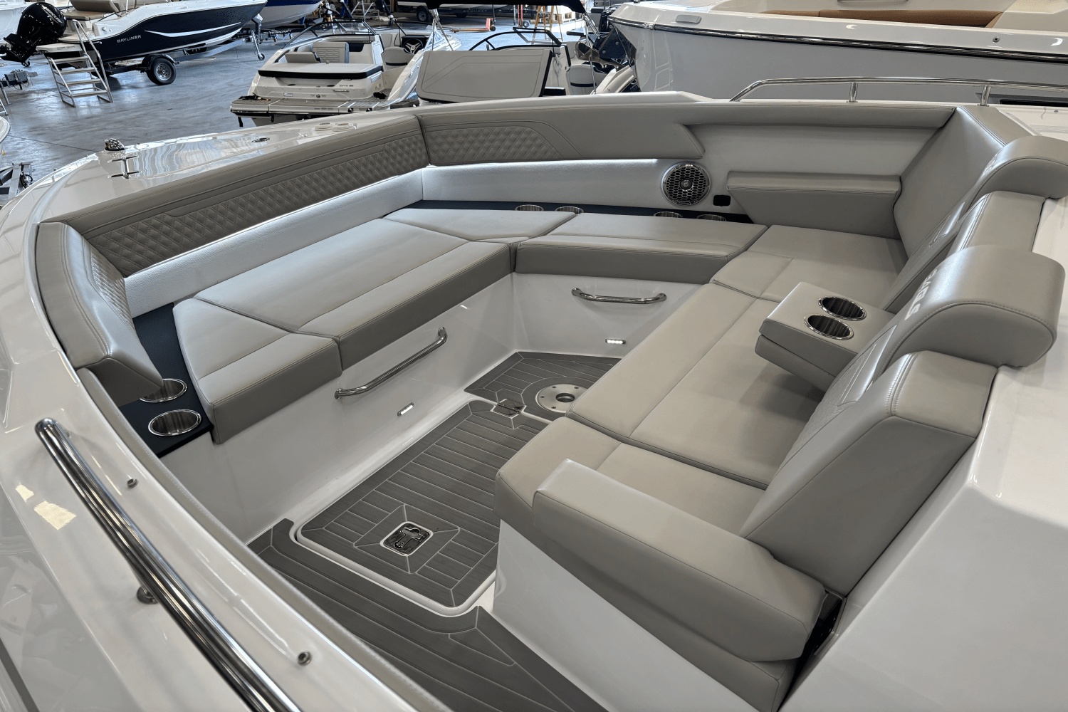 2024 Cruisers Yachts 34 GLS Image Thumbnail #22