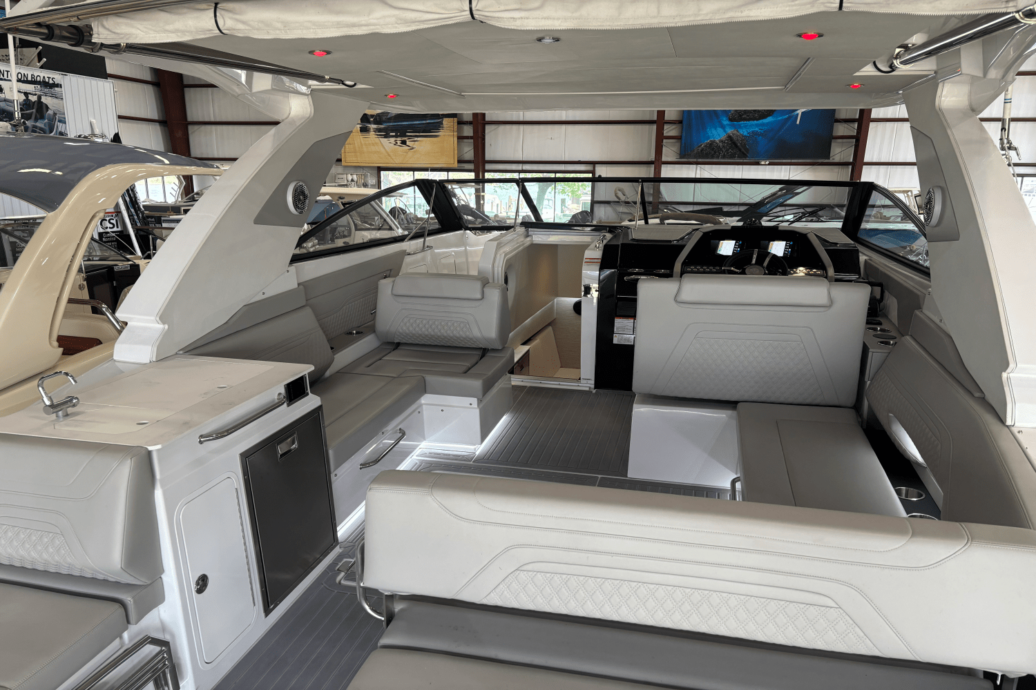2024 Cruisers Yachts 34 GLS Image Thumbnail #3