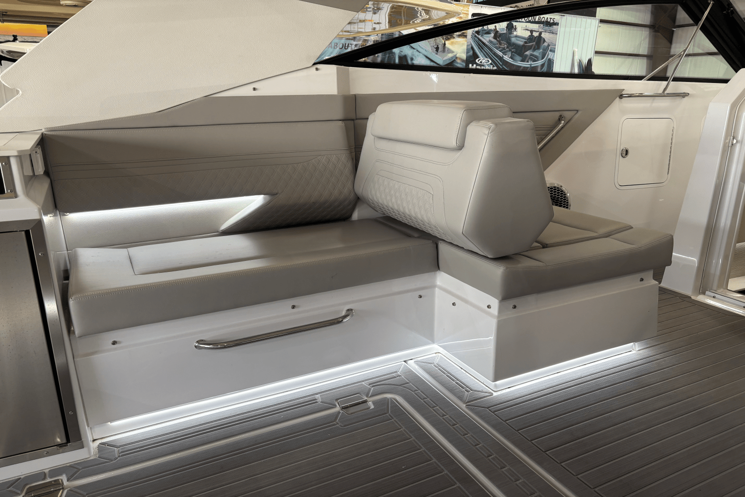 2024 Cruisers Yachts 34 GLS Image Thumbnail #6