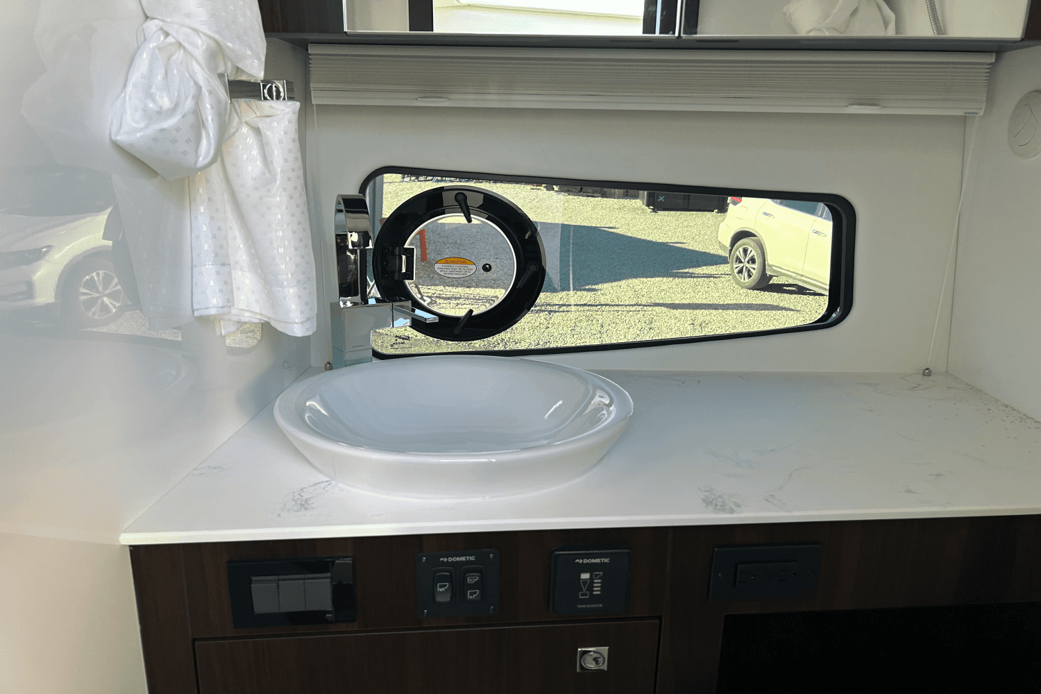 2024 Cruisers Yachts 34 GLS Image Thumbnail #86