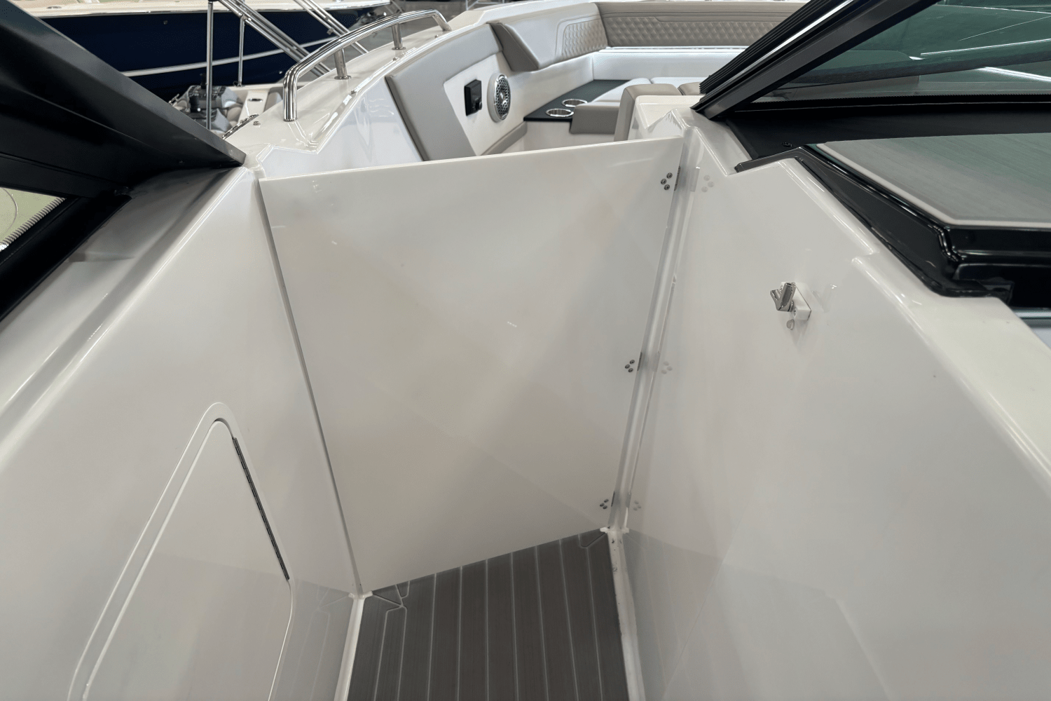 2024 Cruisers Yachts 34 GLS Image Thumbnail #17