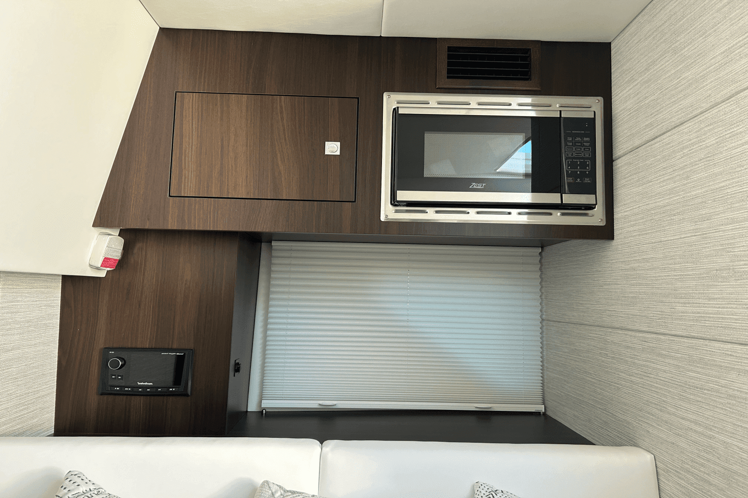 2024 Cruisers Yachts 34 GLS Image Thumbnail #83