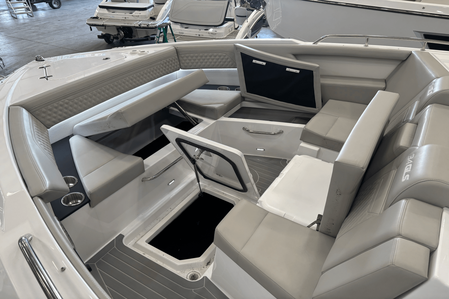 2024 Cruisers Yachts 34 GLS Image Thumbnail #21