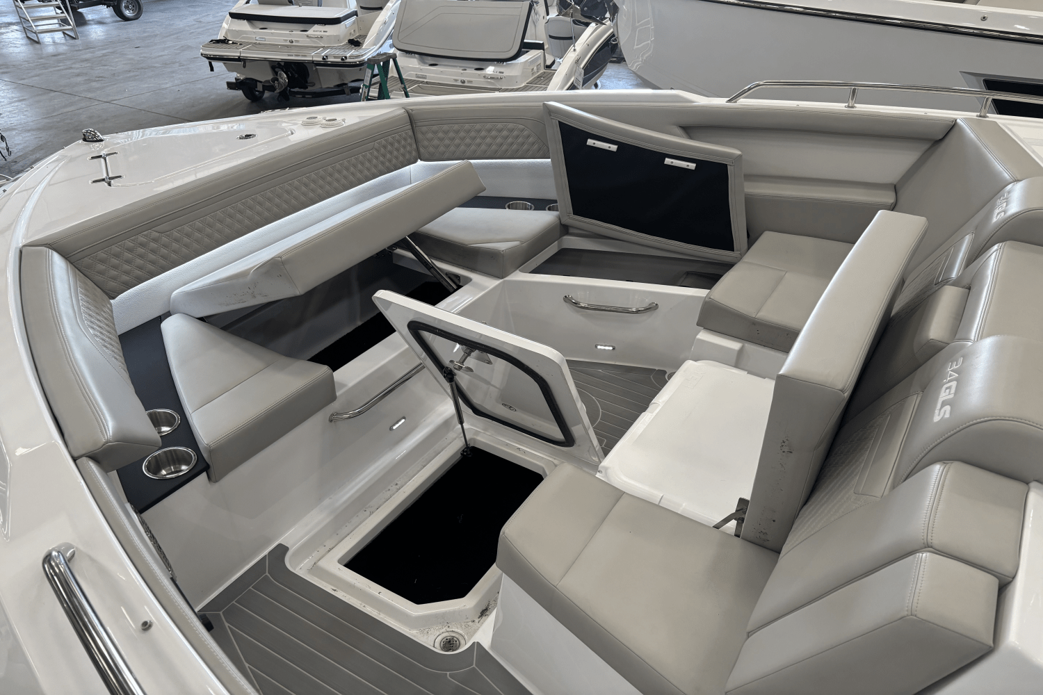 2024 Cruisers Yachts 34 GLS Image Thumbnail #20