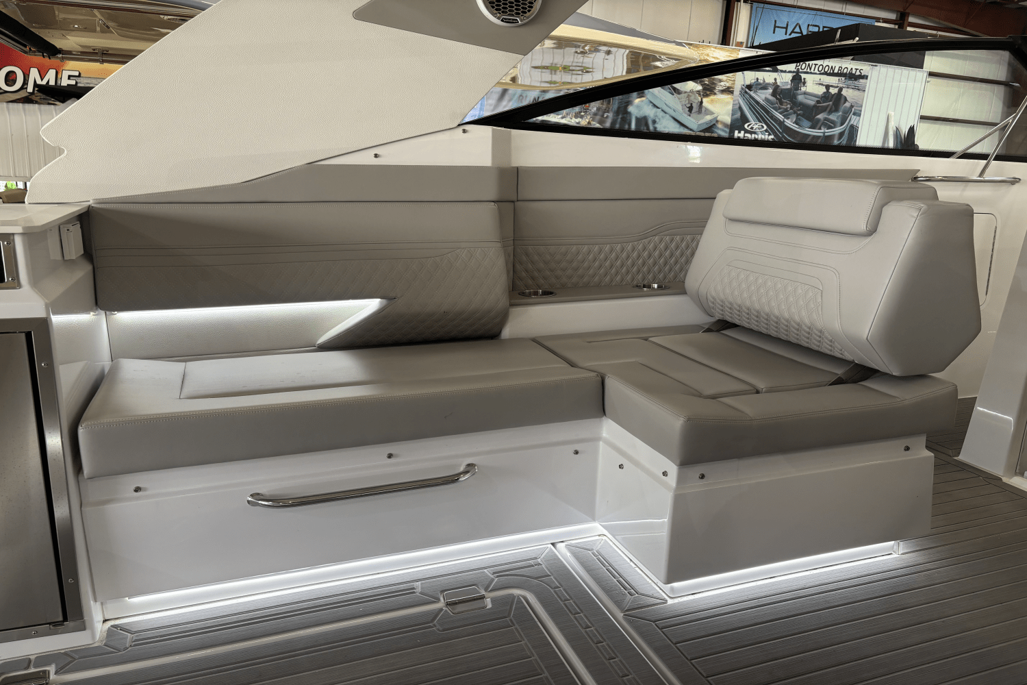 2024 Cruisers Yachts 34 GLS Image Thumbnail #4