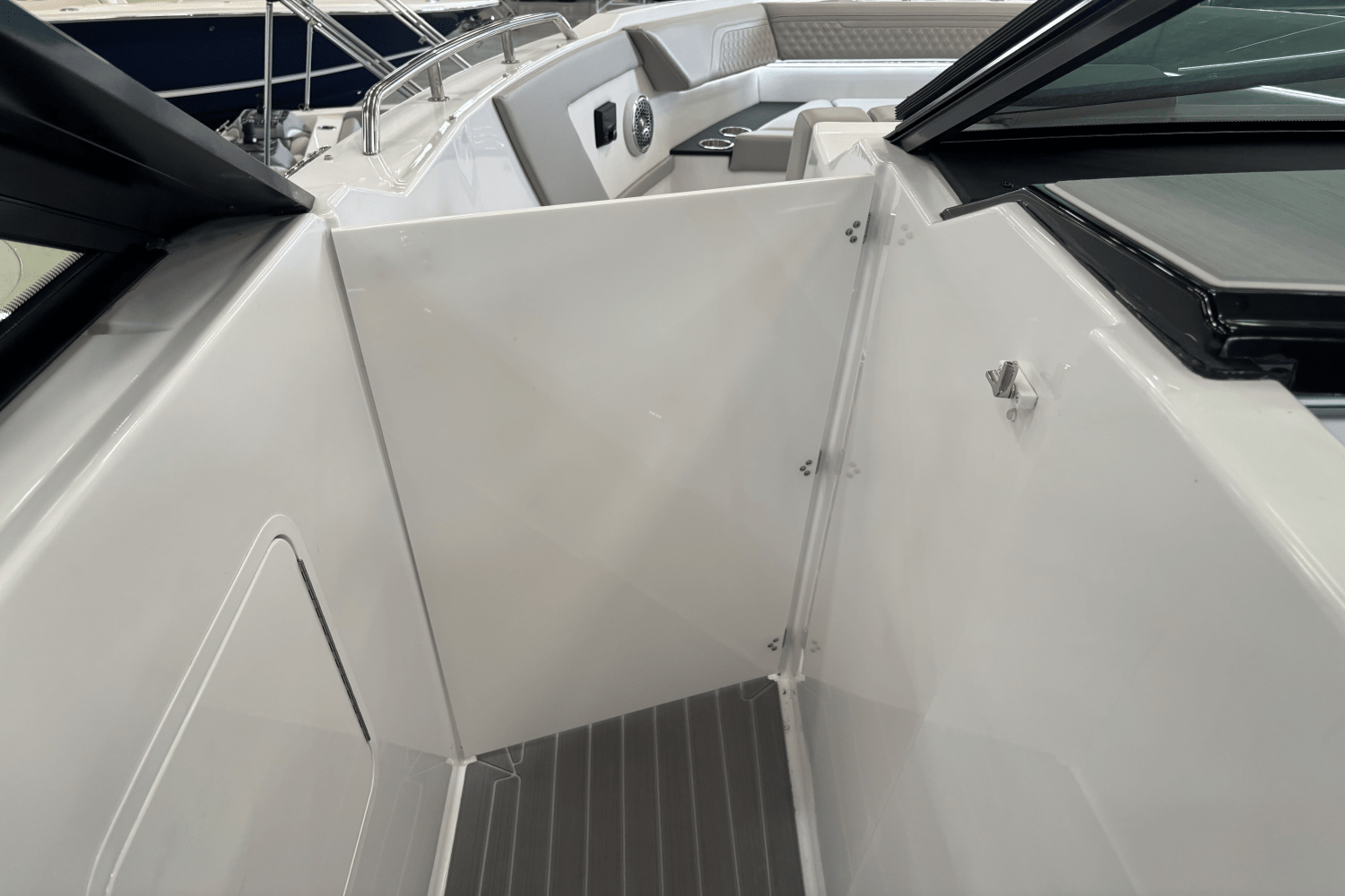 2024 Cruisers Yachts 34 GLS Image Thumbnail #16
