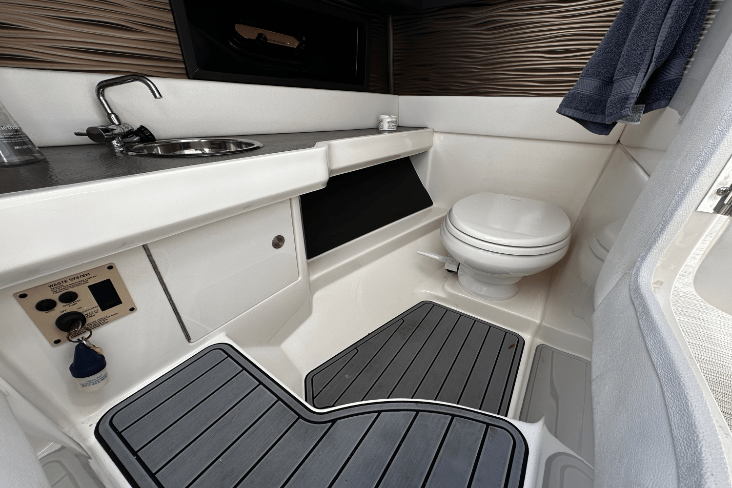 2021 Sea Ray 310 SLX Image Thumbnail #16