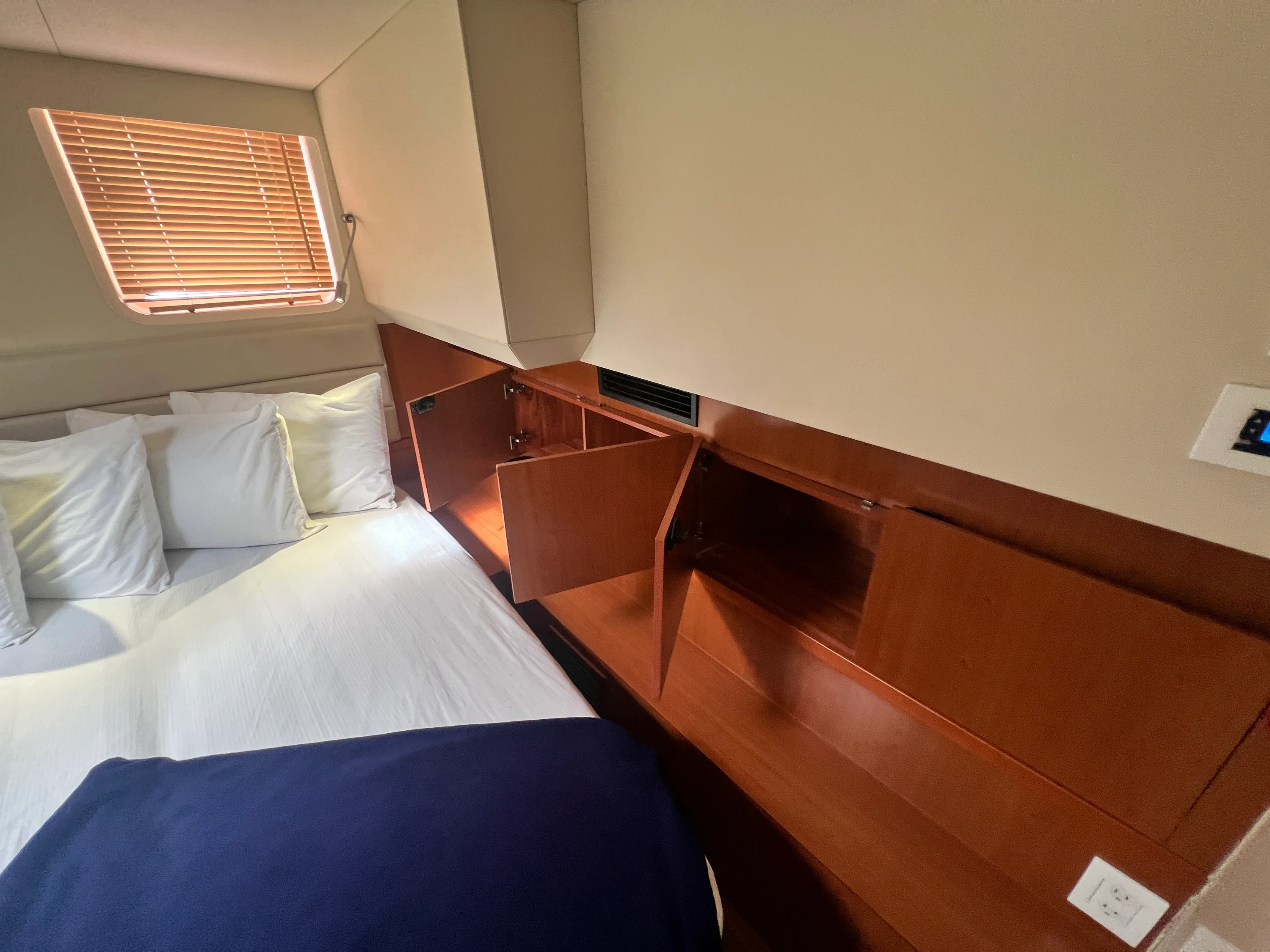 2016 Aquila 48 Image Thumbnail #10