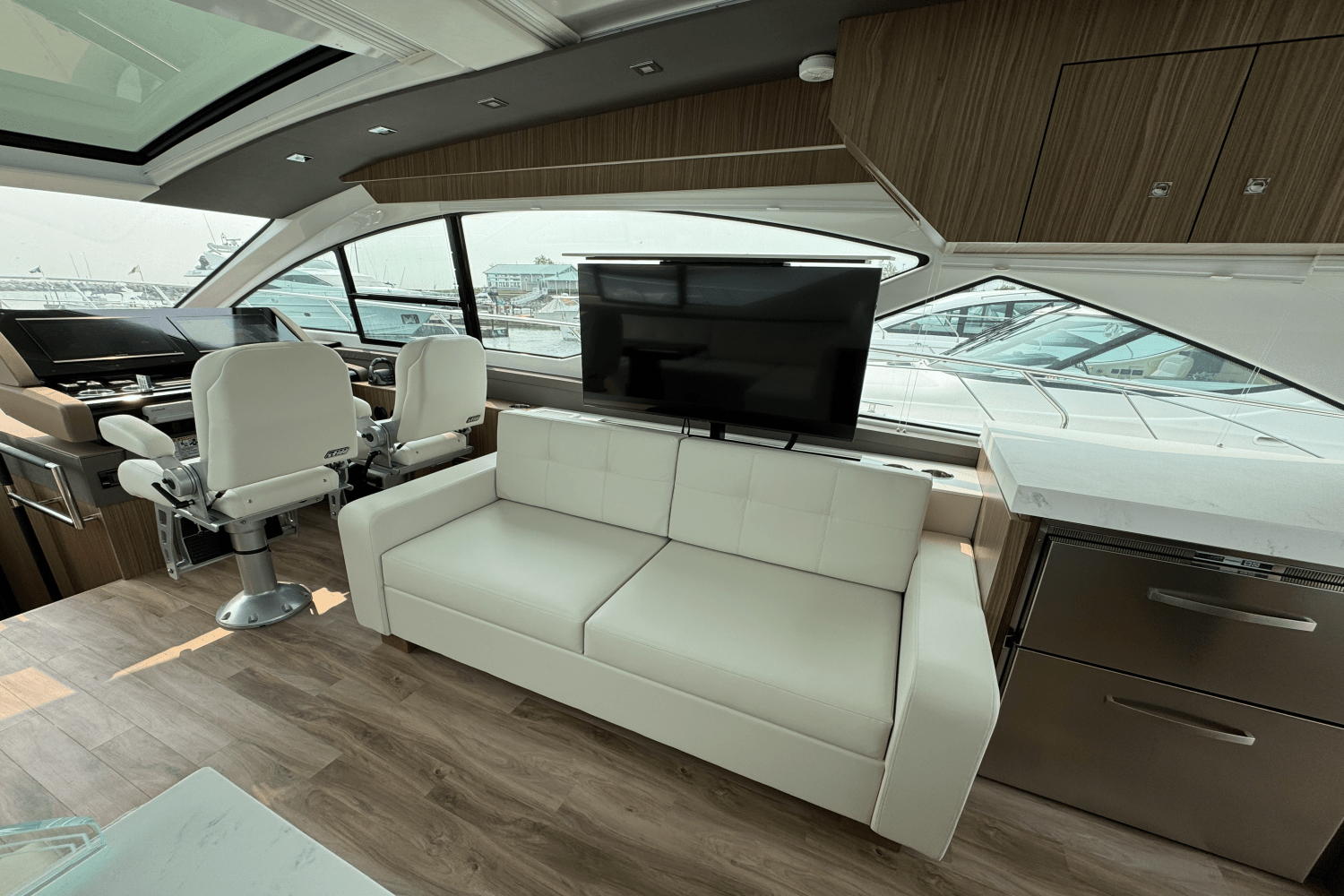 2025 Cruisers Yachts 60 CANTIUS Image Thumbnail #11
