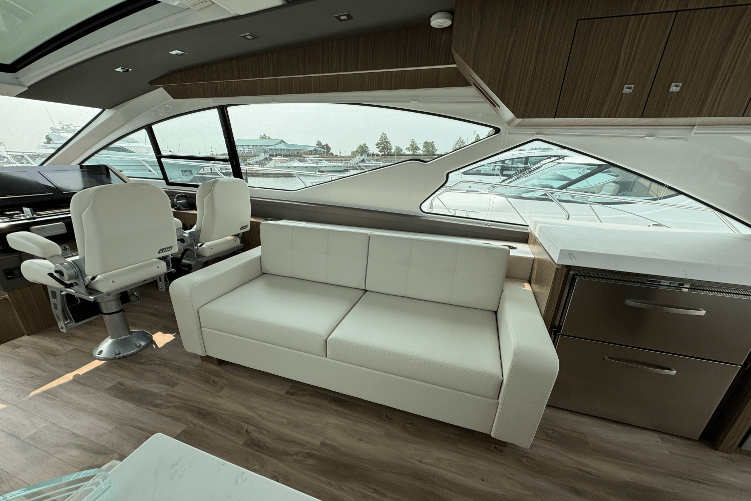2025 Cruisers Yachts 60 CANTIUS Image Thumbnail #9