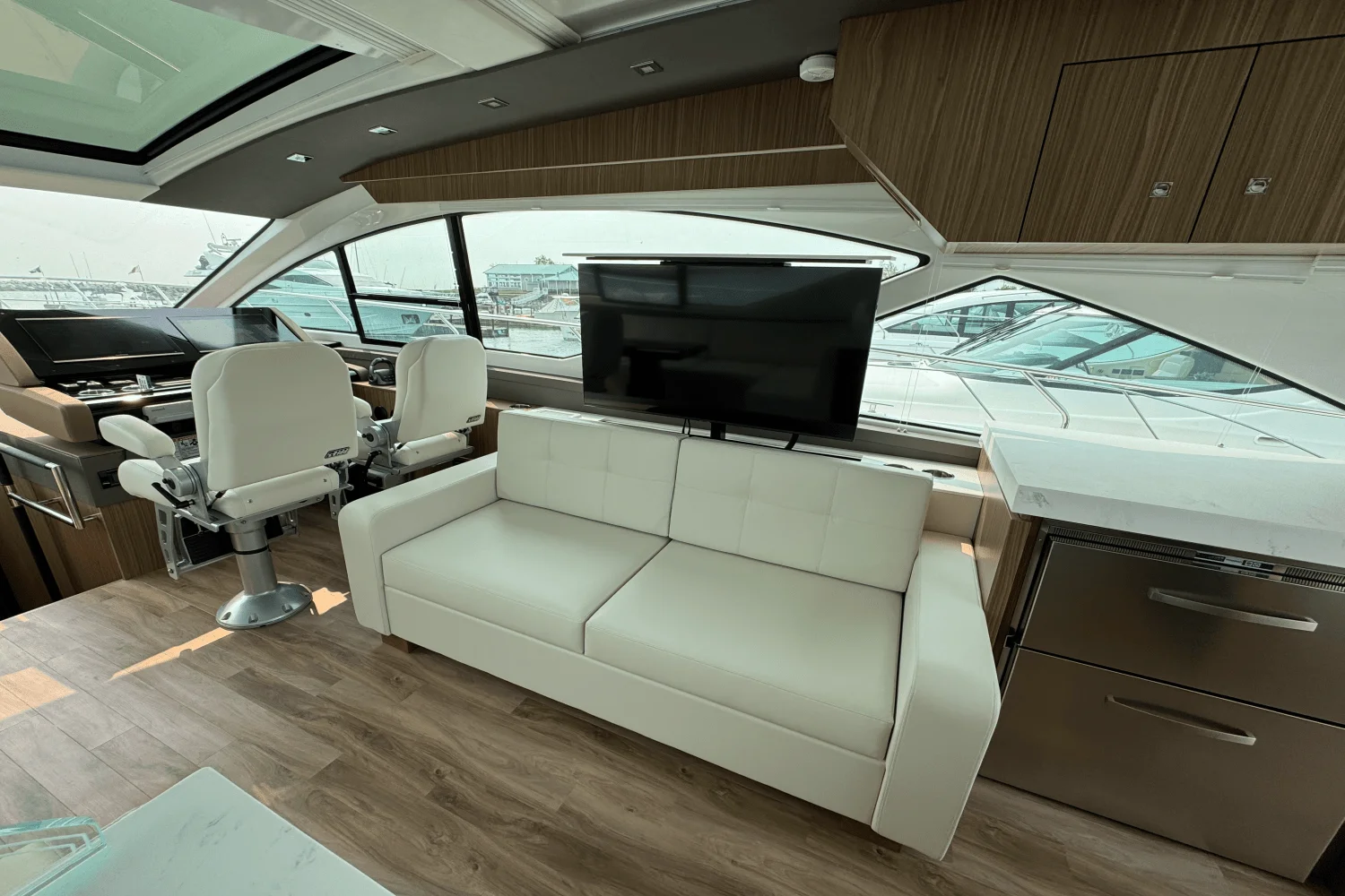 2025 Cruisers Yachts 60 CANTIUS Image Thumbnail #18