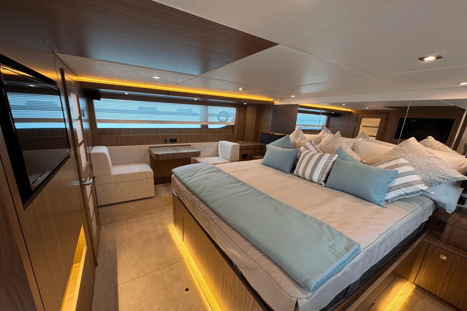 2025 Cruisers Yachts 60 CANTIUS Image Thumbnail #28