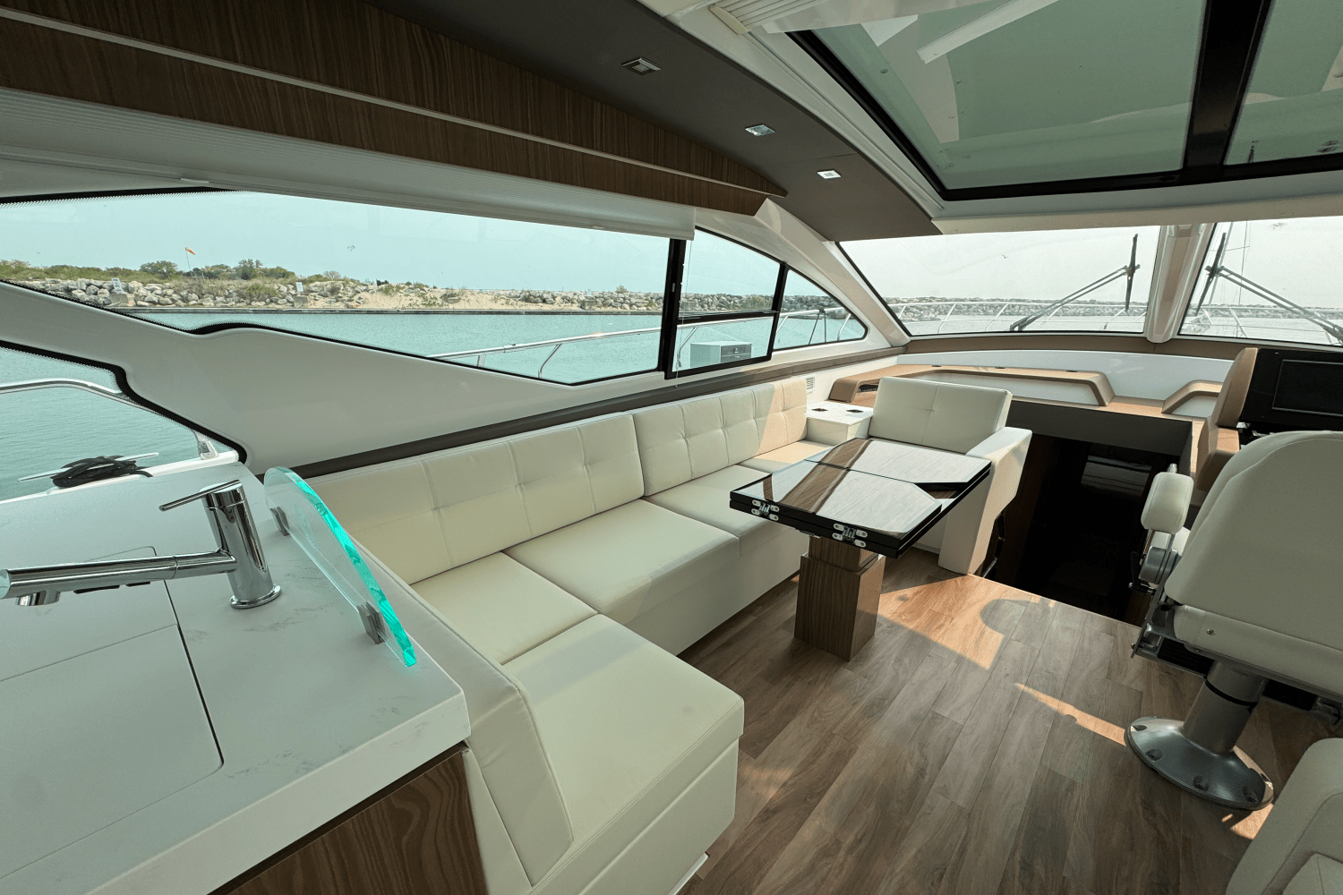 2025 Cruisers Yachts 60 CANTIUS Image Thumbnail #17