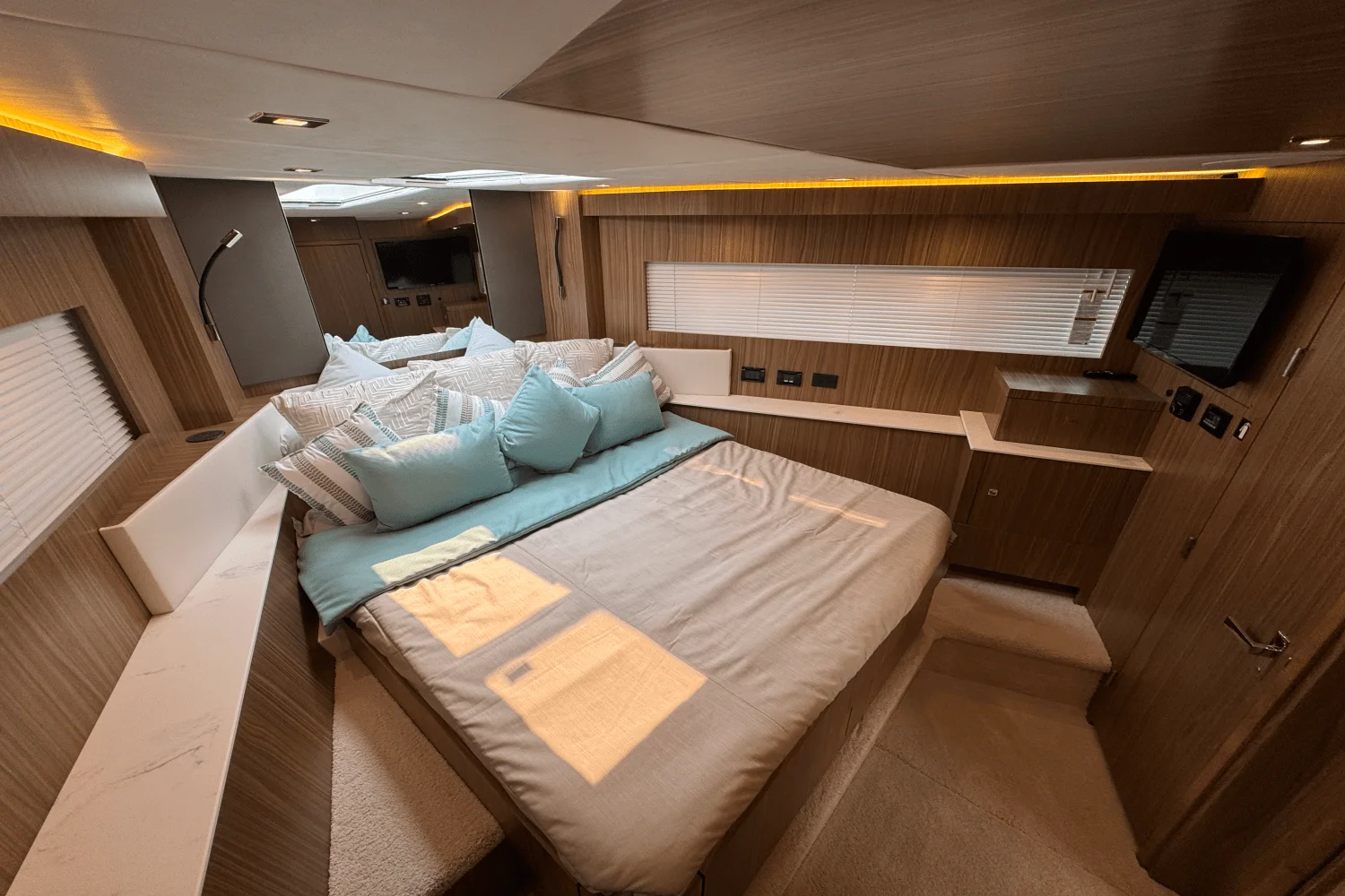 2025 Cruisers Yachts 60 CANTIUS Image Thumbnail #39