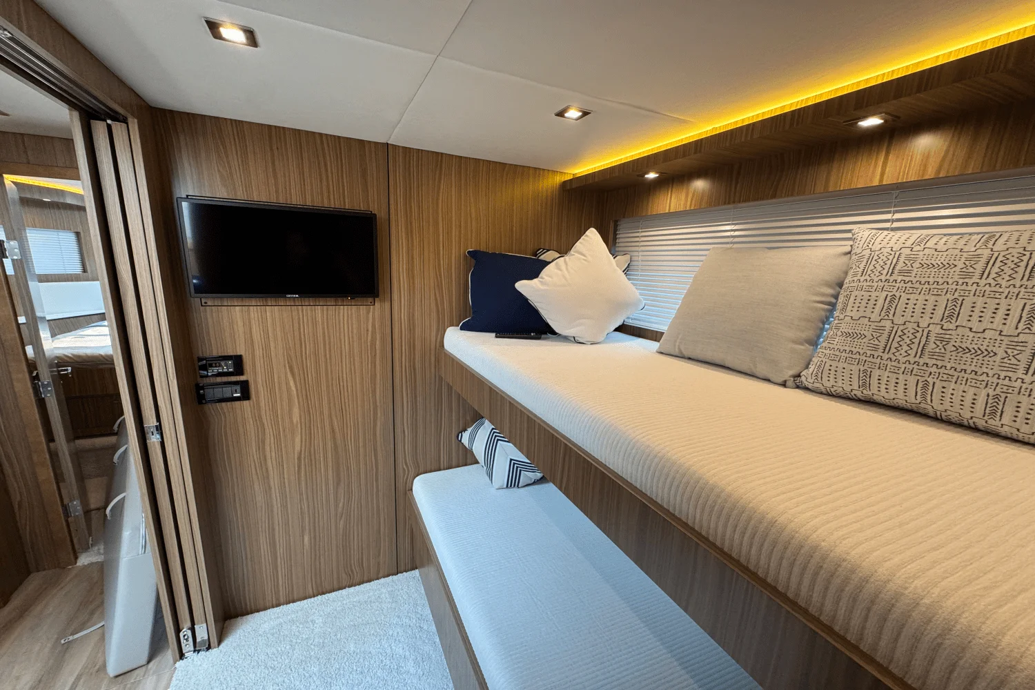 2025 Cruisers Yachts 60 CANTIUS Image Thumbnail #44