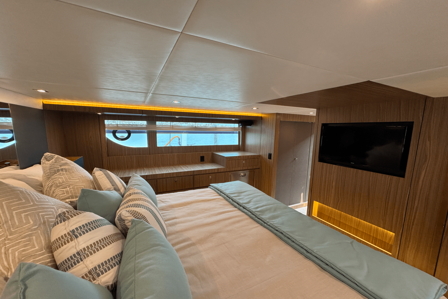 2025 Cruisers Yachts 60 CANTIUS Image Thumbnail #32