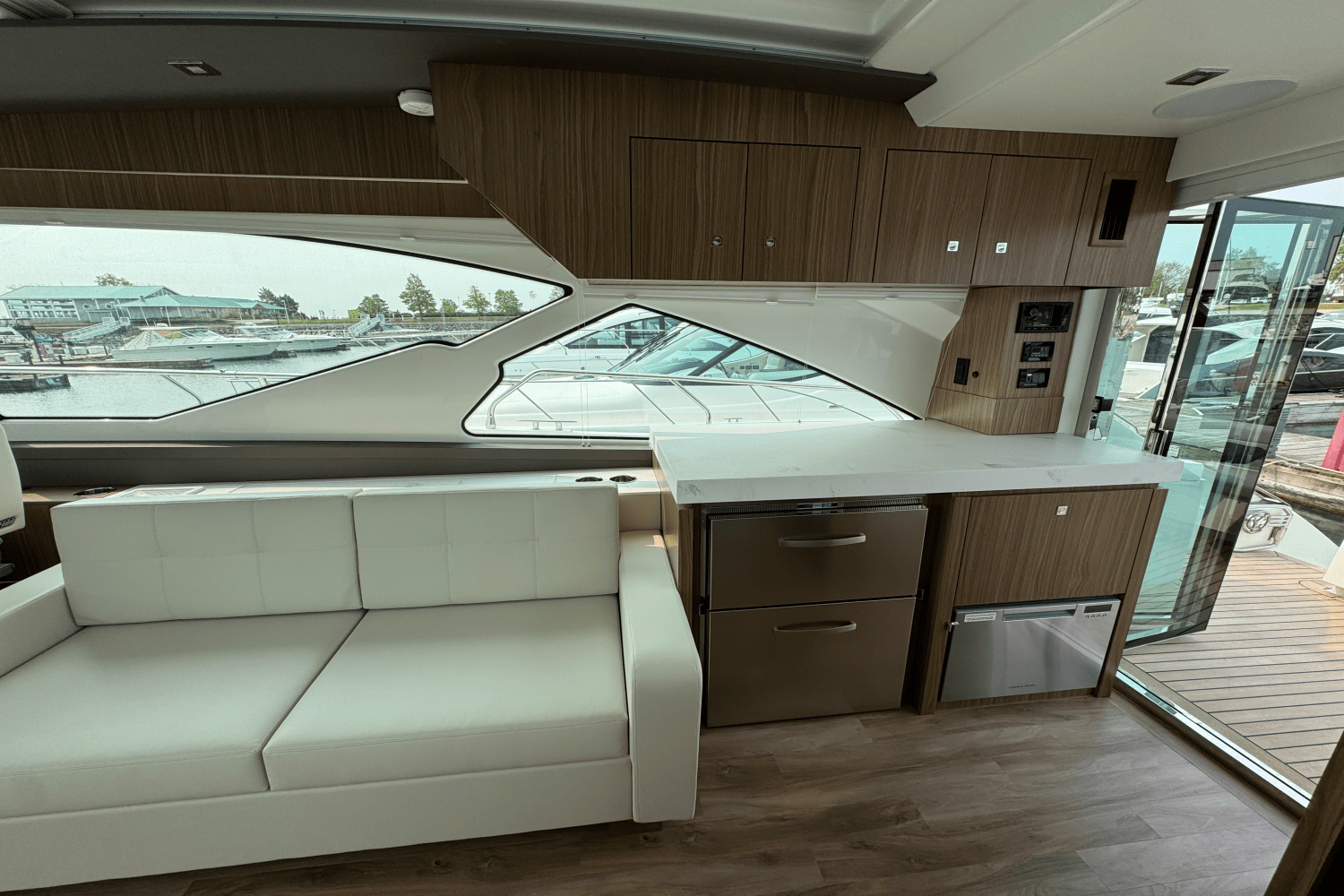 2025 Cruisers Yachts 60 CANTIUS Image Thumbnail #15