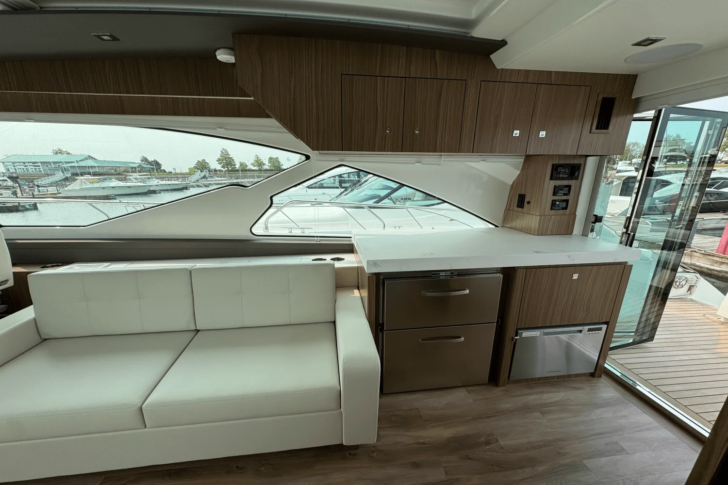 2025 Cruisers Yachts 60 CANTIUS Image Thumbnail #15