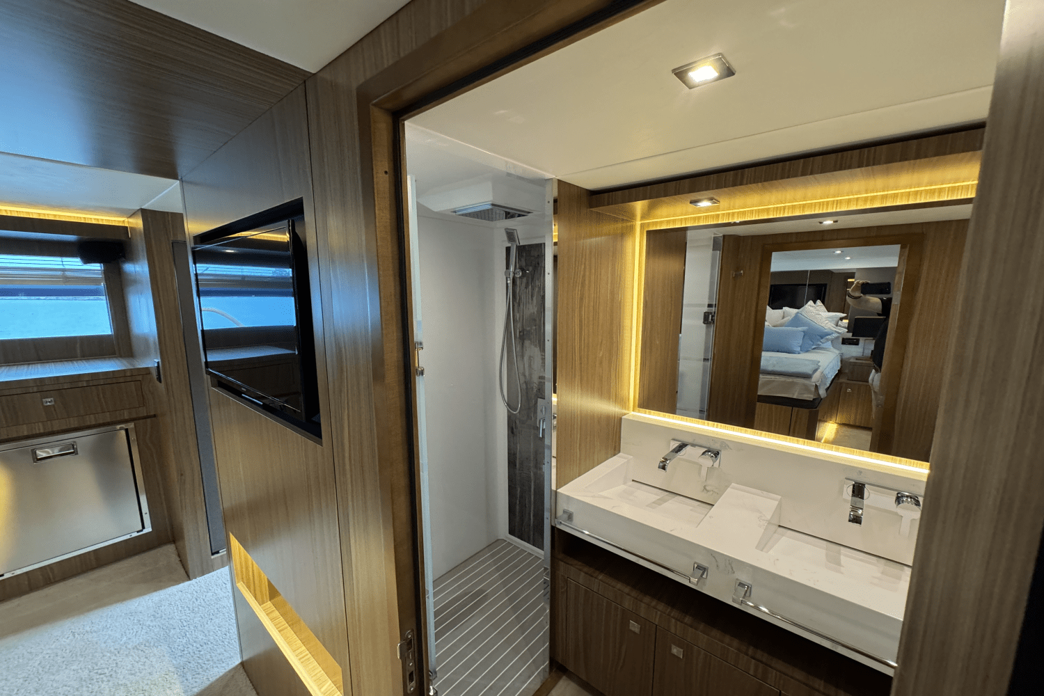 2025 Cruisers Yachts 60 CANTIUS Image Thumbnail #28