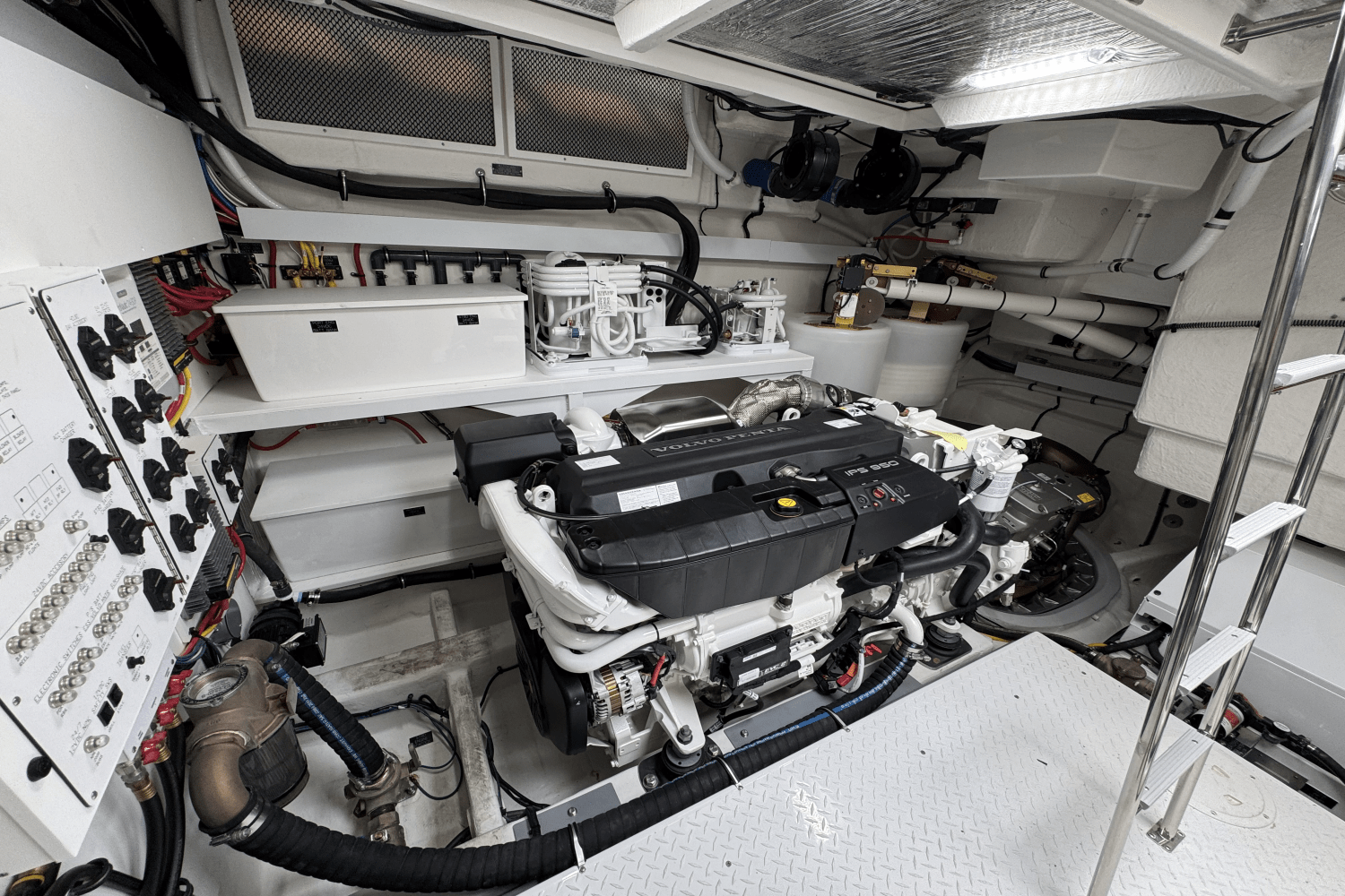 2025 Cruisers Yachts 60 CANTIUS Image Thumbnail #42