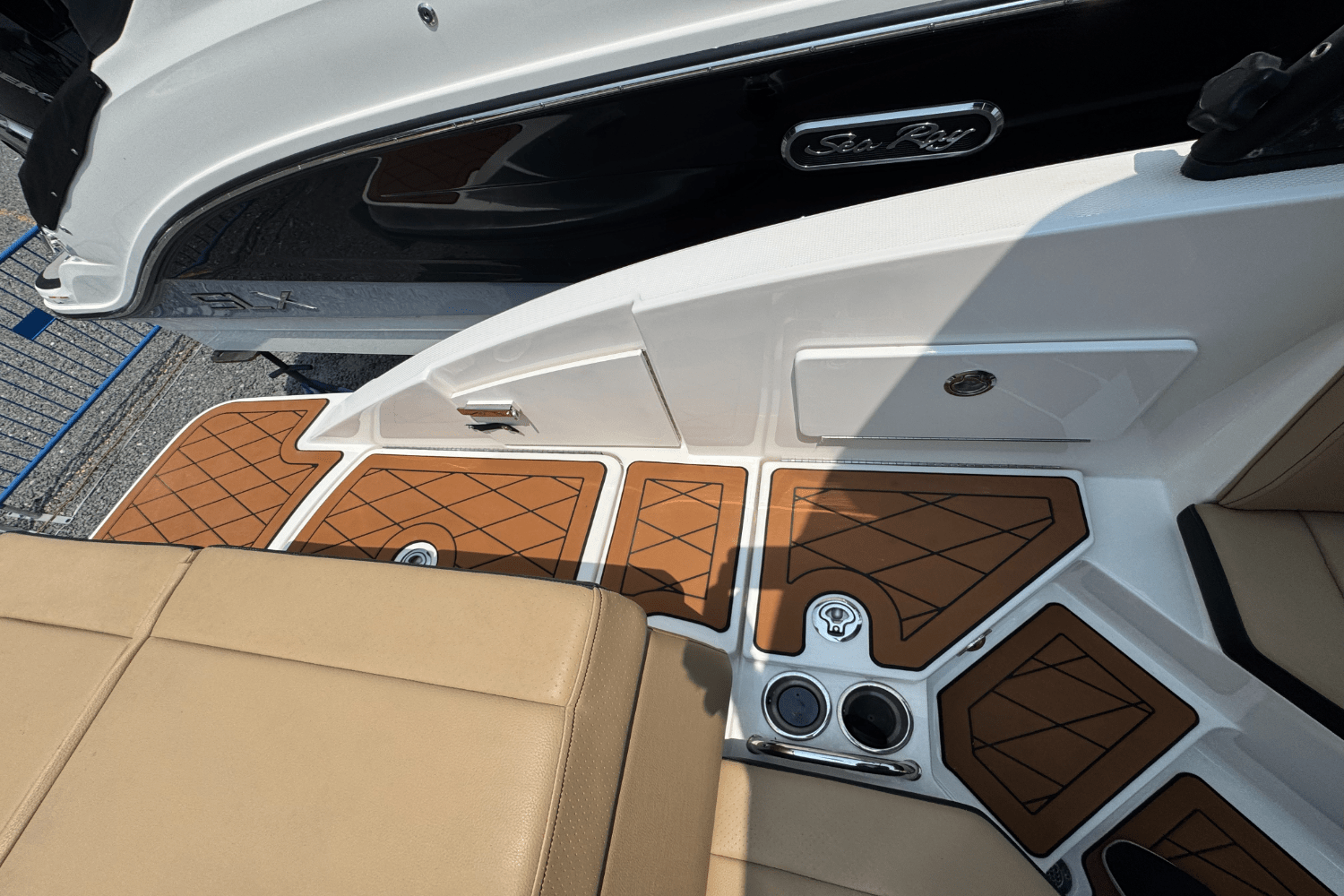 2023 Sea Ray SPX 230 Outboard Image Thumbnail #9