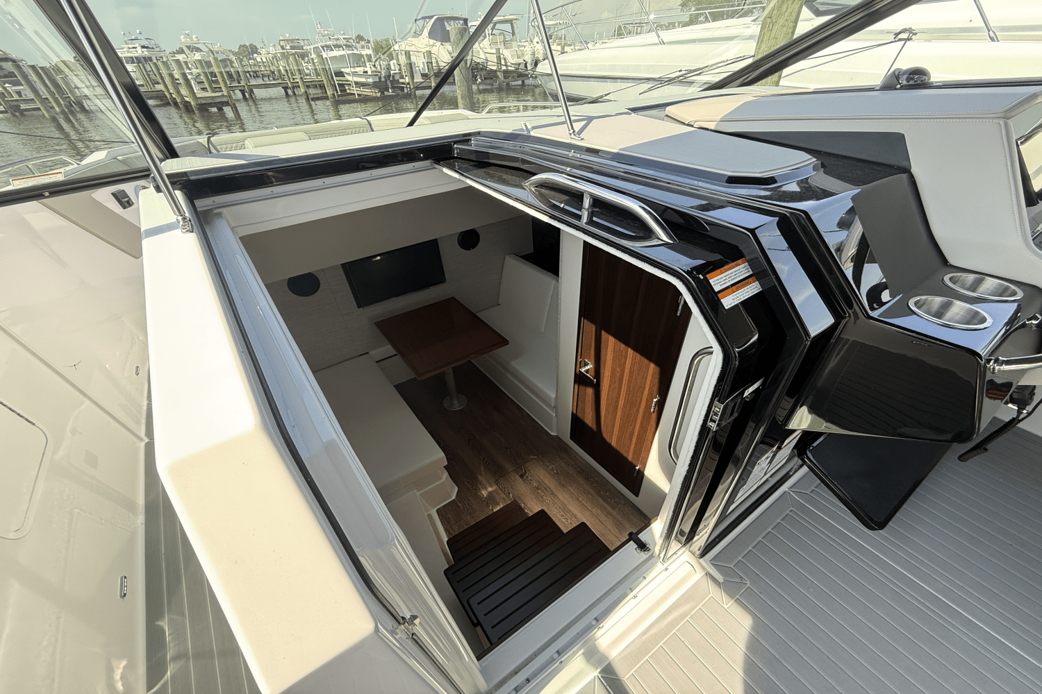 2026 Cruisers Yachts 34 GLS Outboard Image Thumbnail #21