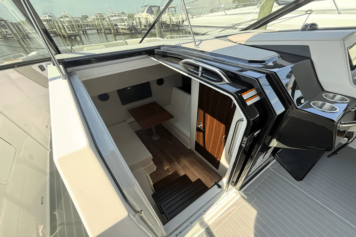 2026 Cruisers Yachts 34 GLS Outboard Image Thumbnail #21