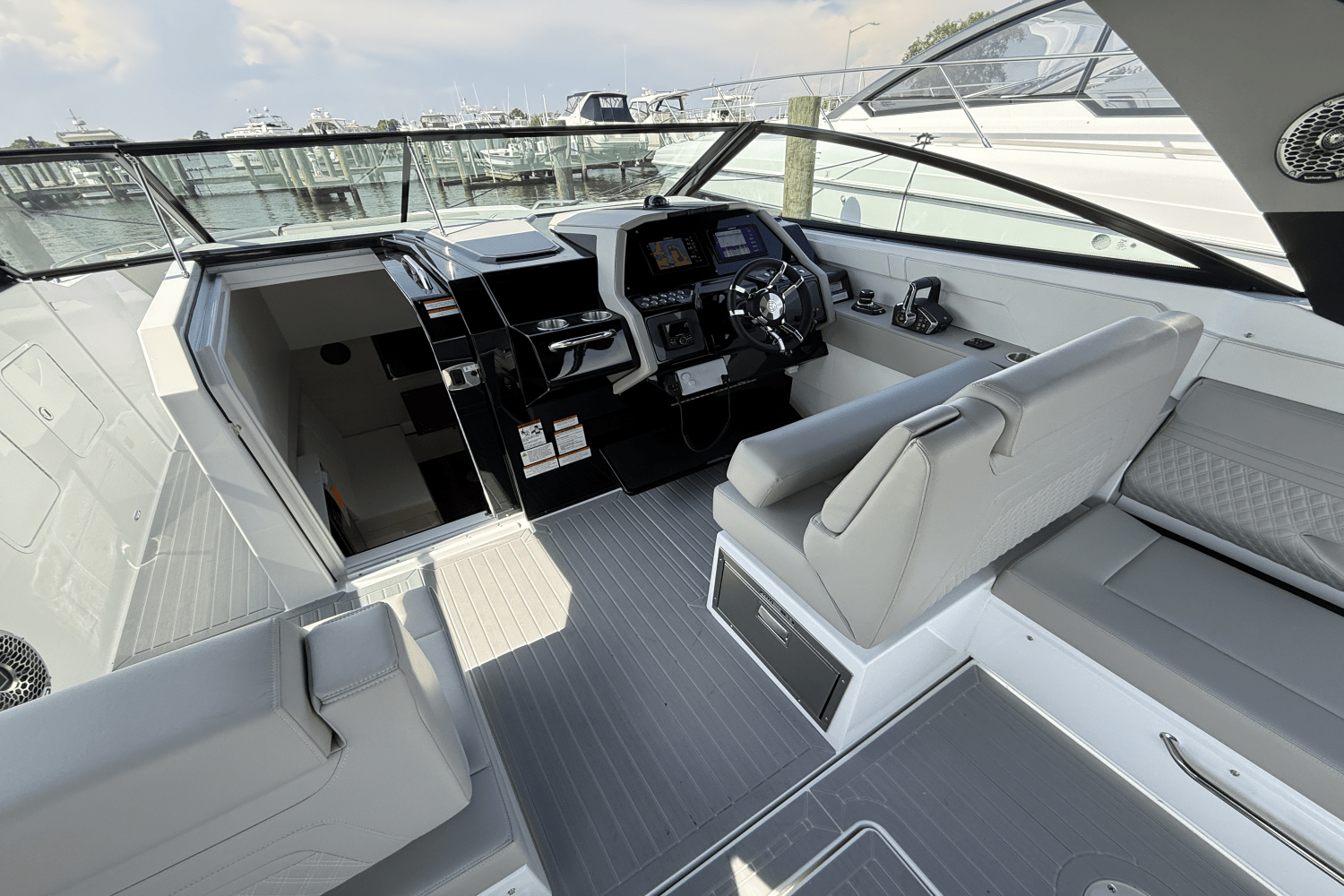 2026 Cruisers Yachts 34 GLS Outboard Image Thumbnail #14